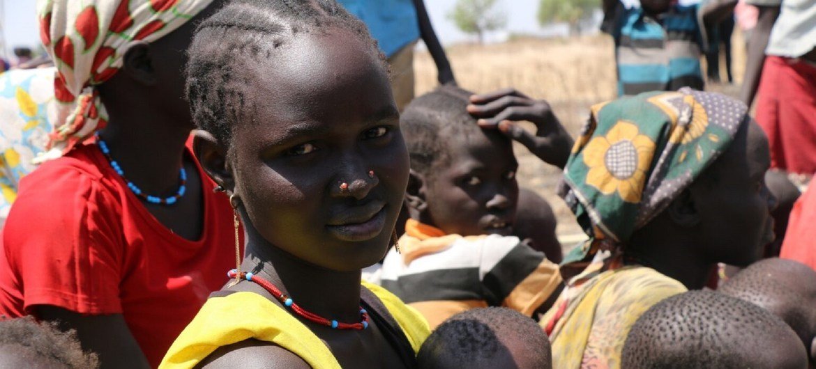 Esta mujer, sus tres hijos y su esposo carecen de acceso a cuidados médicos en Sudán del Sur. Su aldea fue atacada y durante tres meses sobrevivieron comiendo sólo nenúfares y semillas de palma.