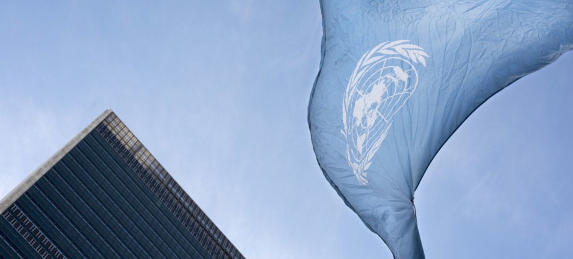 Bandera de las Naciones Unidas en la sede de la ONU en Nueva York. 
