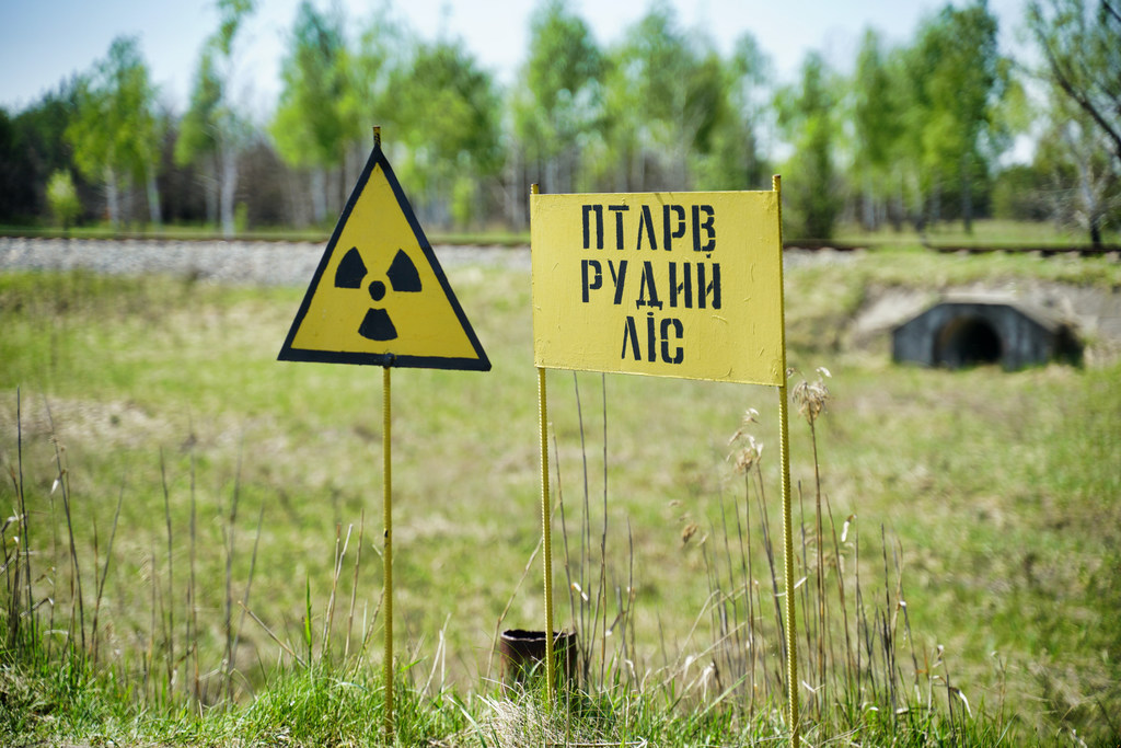 Una señal advierte del peligro de la radiación en Chernobyl, Ucrania.