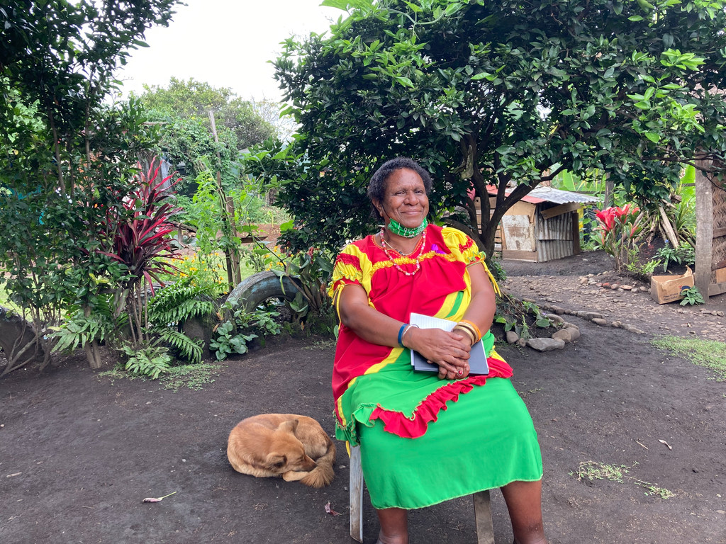 Eriko Furerefa, defensora de derechos humanos, de la Asociación de Mujeres de Colonos Urbanos de Kafe, Goroka, Provincia de las Tierras Altas Orientales, en Papúa Nueva Guinea