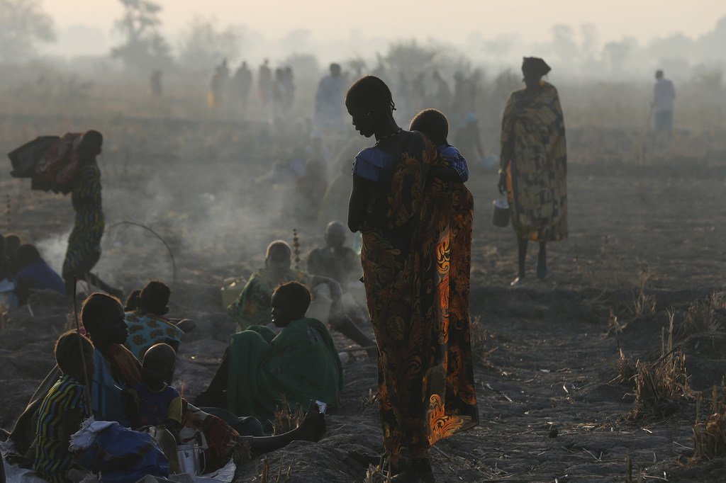Las familias esperan a primera hora de la mañana para registrarse antes de una distribución de alimentos llevada a cabo por el Programa Mundial de Alimentos (PMA) de las Naciones Unidas y los organismos asociados, en Thonyor, condado de Leer, Sudán del Sur.