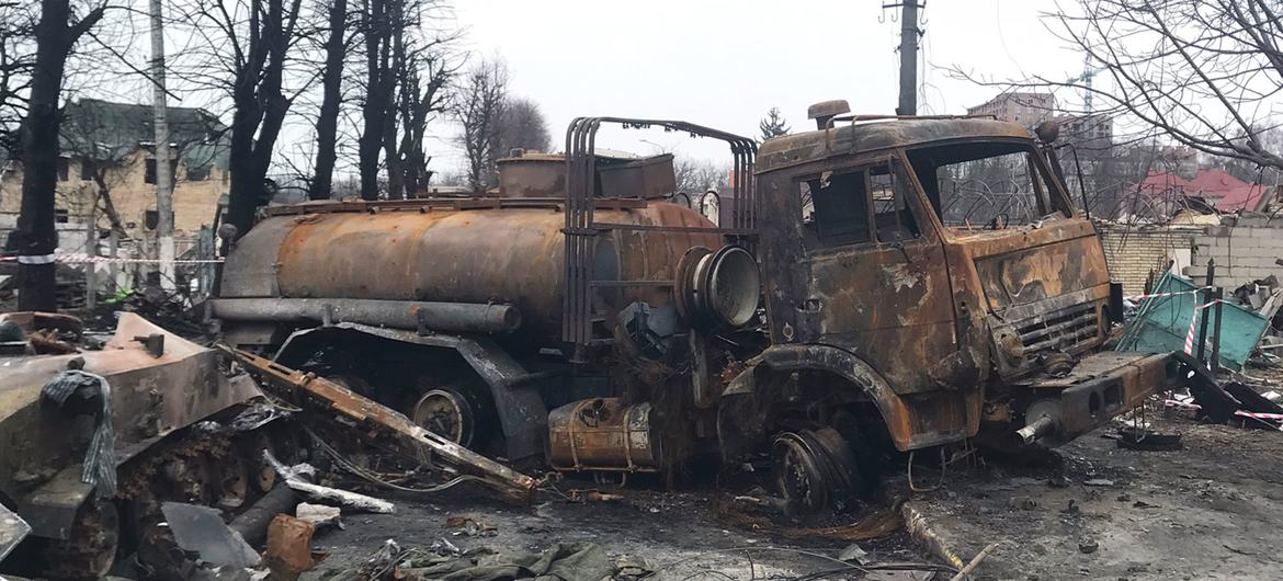 Un camión quemado en Bucha, a las afueras de Kyiv, Ucrania
