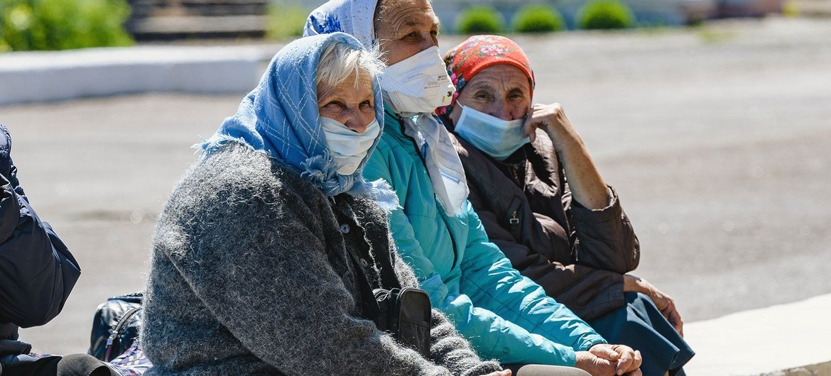 Mujeres mayores en Ucrania, en medio de la pandemia de coronavirus.