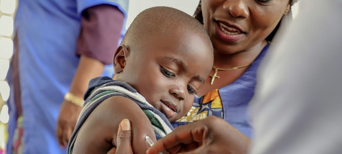Un niño recibe la vacuna contra el sarampión en Impfondo, República Democrática del Congo.