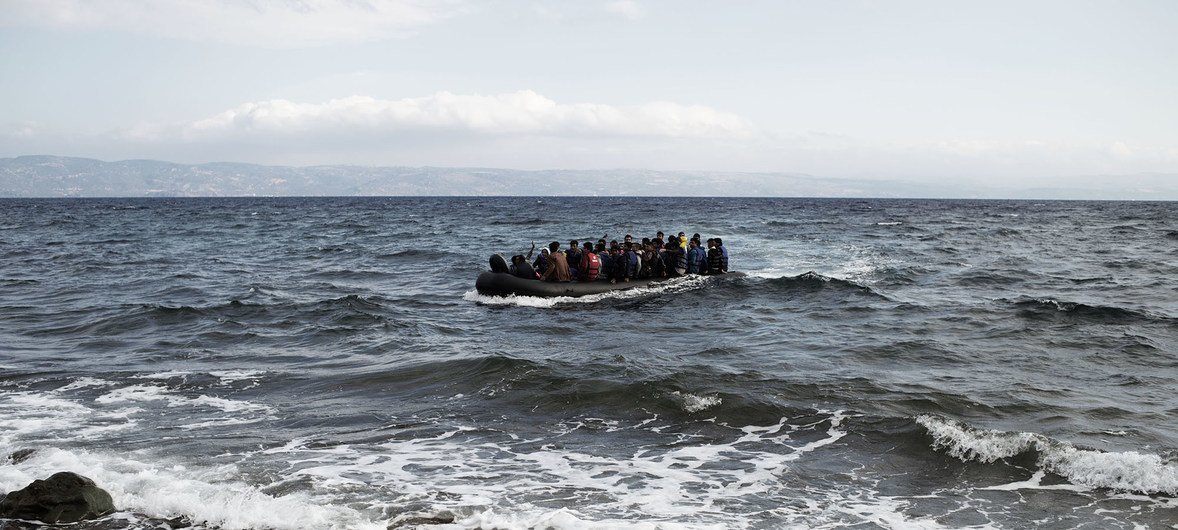 Una barca con decenas de sirios llega a las costas de Lesbos, en Grecia, en septiembre de 2015. Foto de archivo.