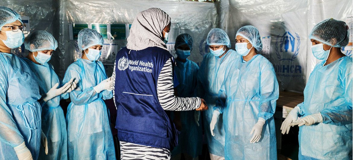 Un especialista en prevención y control de infecciones de la OMS asesora a las enfermeras de un centro de salud del campamento de Kutupalong sobre cómo prestar una atención segura a los pacientes de COVID-19 sin exponerse al virus.