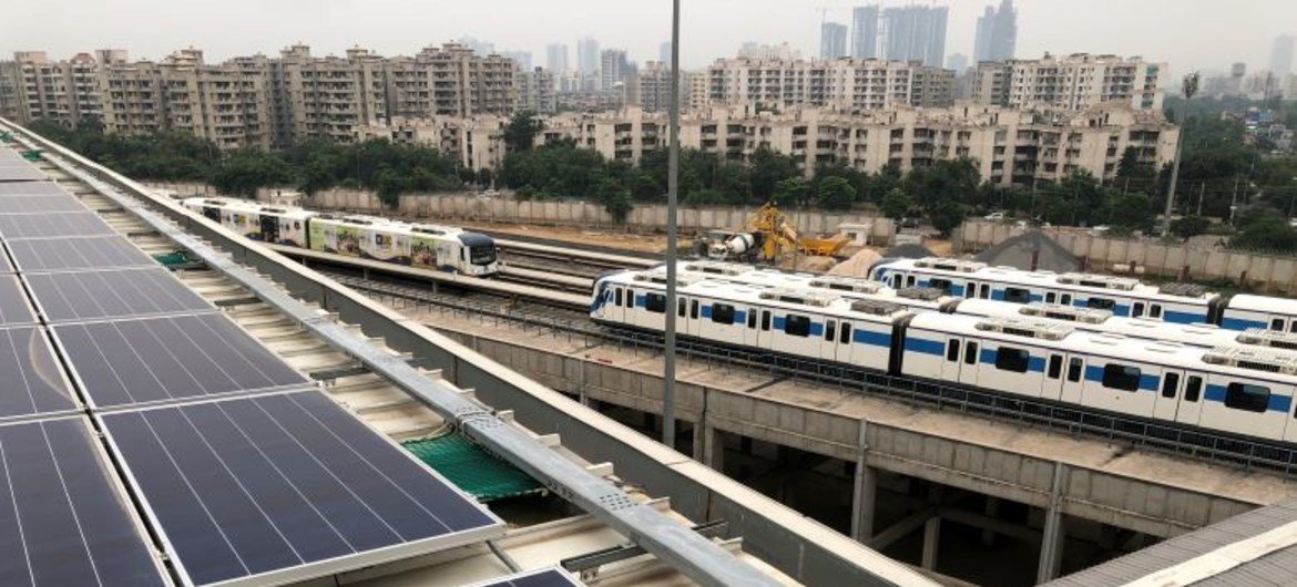 Uno de los proyectos solares emblemáticos de la India, el gigantesco parque solar de Rewa, alimenta el sistema ferroviario del metro de Nueva Delhi: una red que da servicio a más de 2,6 millones de viajeros diarios.