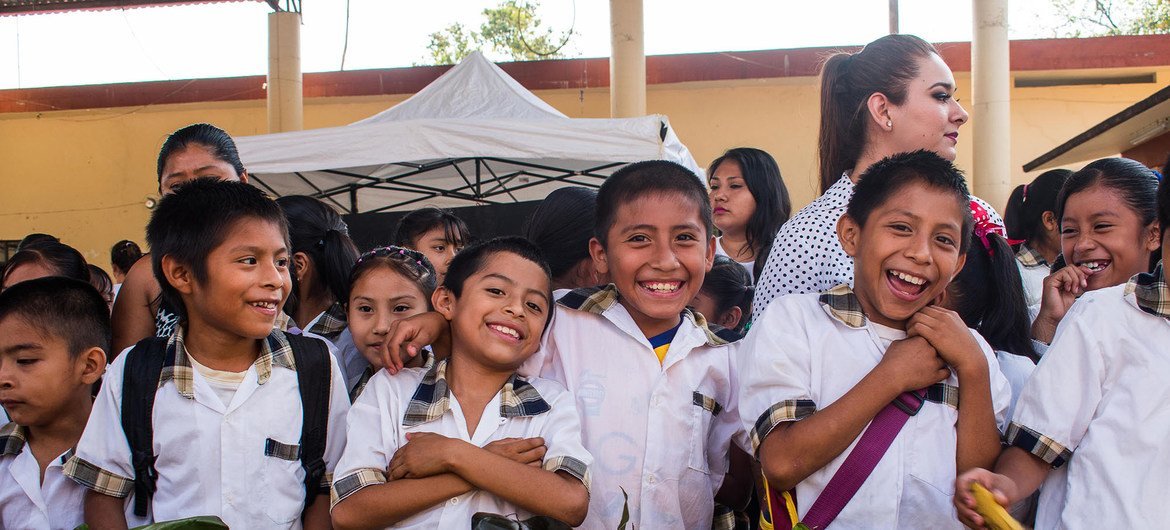 Los niños de las escuelas de la Sierra Gorda de Querétaro, en México, aprenden a respetar el medio ambiente desde las aulas y disfrutan algunos alimentos producidos localmente.