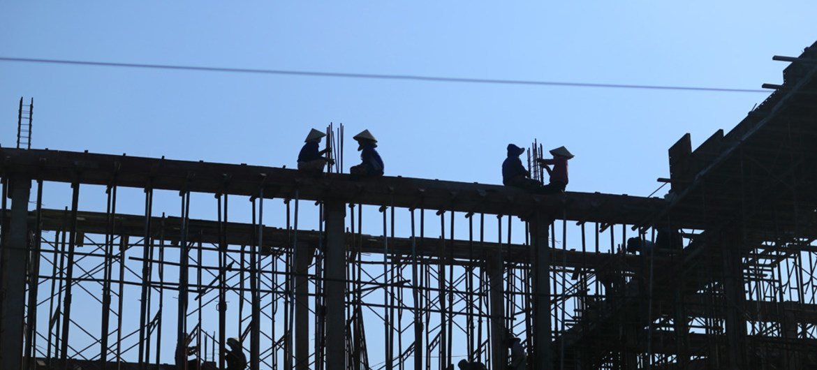 Trabajadores de la construcción en una obra de Binh Thuan (Vietnam). Foto: OIT/Nguyen Viet Thanh