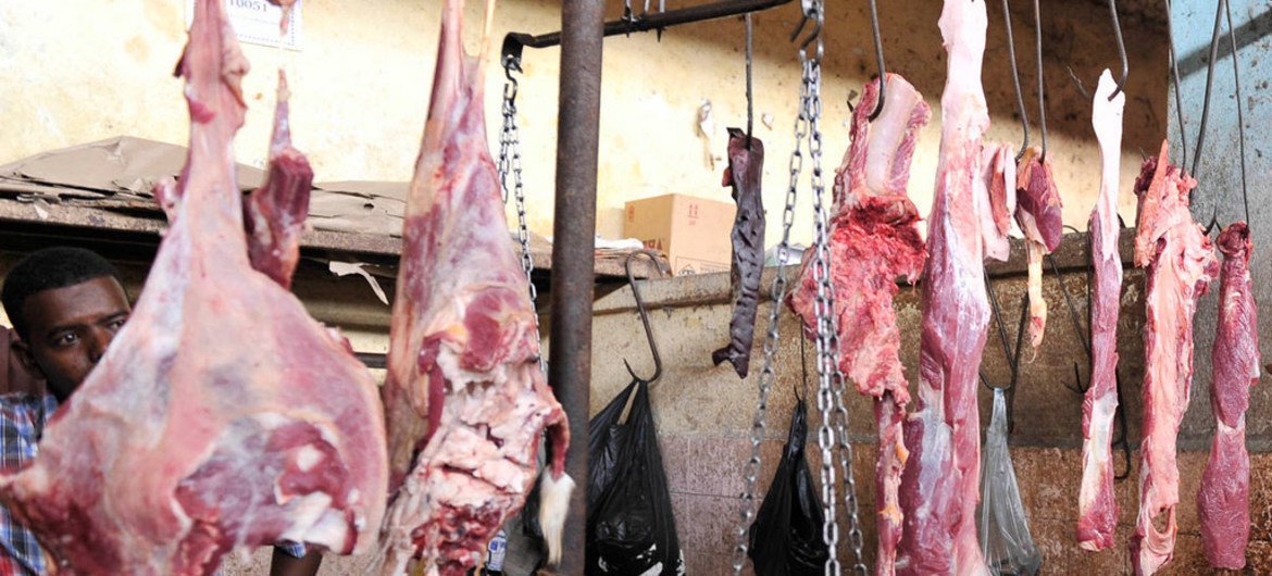 Carne cruda a la venta en un mercado de Mogadishu, en Somalia. 