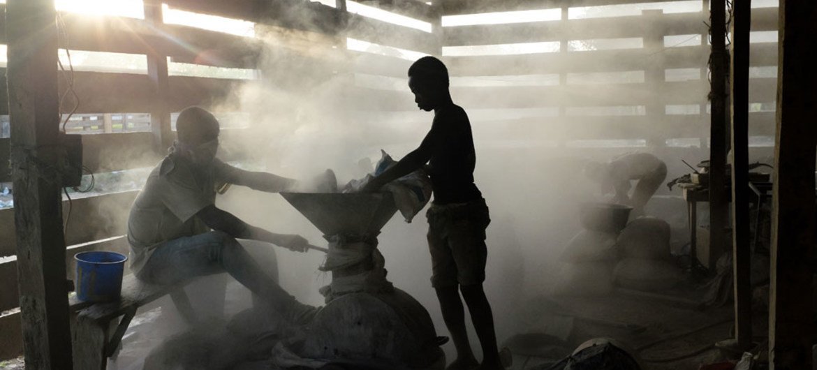 Niños trabajando en una instalación informal de procesamiento de oro en Ghana. El trabajo infantil es algo común, debido a la pobreza.