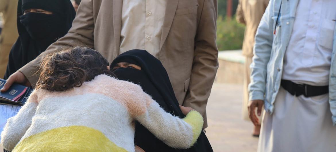 Unas mujeres se abrazan en el aeropuerto de Saná (Yemen) mientras se realiza el primer vuelo comercial en casi seis años.