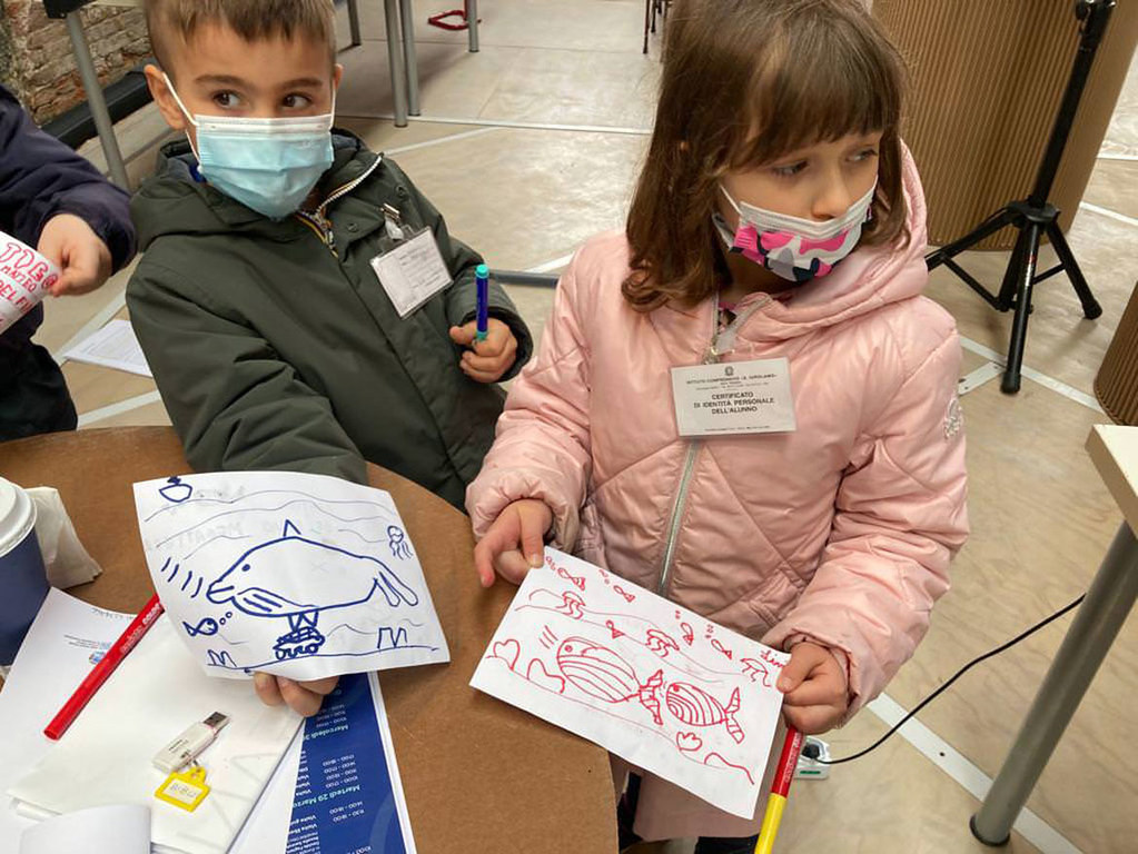 Los niños participan en actividades de dibujo en un acto de concienciación sobre los océanos en Venecia (Italia).