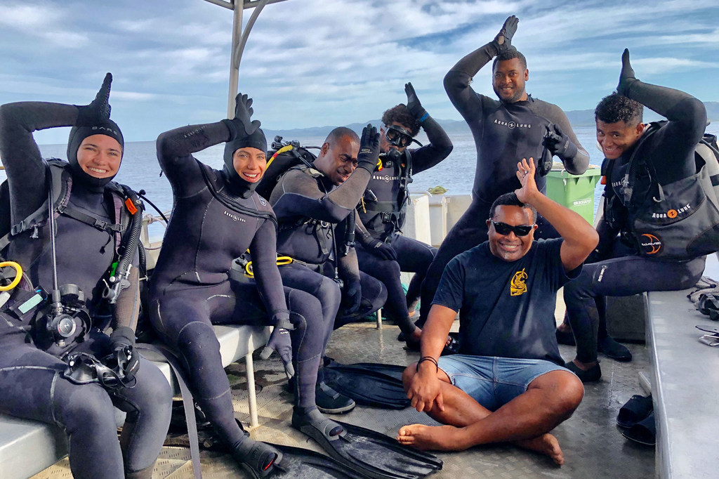 La familia de Beqa Adventure Divers de Galoa Village, en Fiji, desempeña un papel crucial en la protección del Área Marina Protegida.