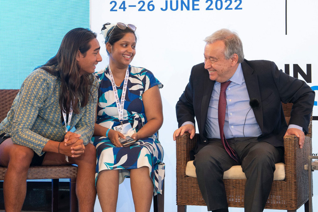 El Secretario General de la ONU, António Guterres (derecha), habla con jóvenes defensores del clima en el Foro de la Juventud y la Innovación de la Conferencia de las Naciones Unidas sobre los Océanos, celebrada en Lisboa (Portugal).