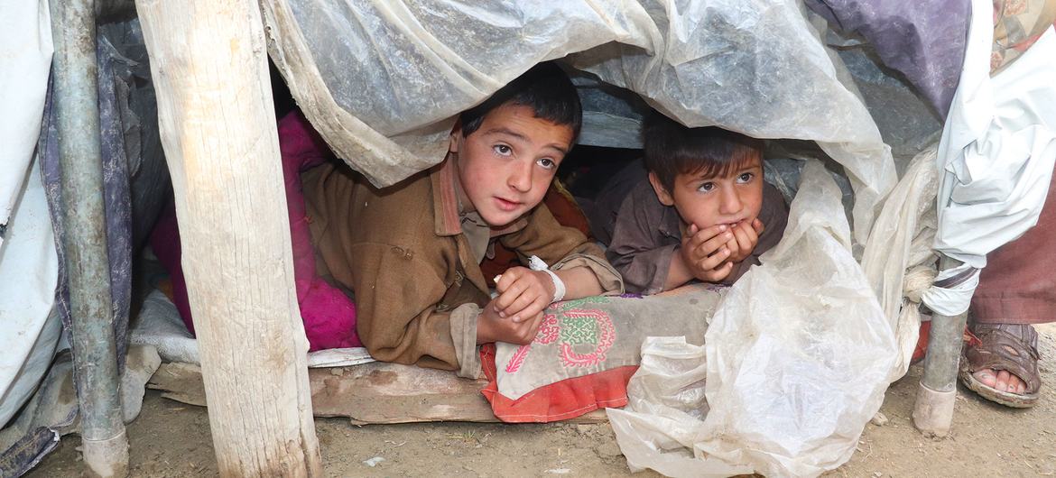 Niños refugiados y durmiendo bajo sábanas de plástico después de que un terremoto de 5,9 grados de magnitud sacudiera la provincia de Paktika, en Afganistán.