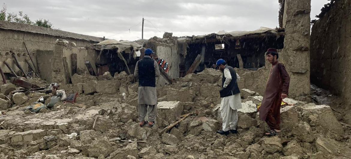 Los equipos de la ONU evalúan los daños causados en Paktika durante el terremoto en Afganistán.