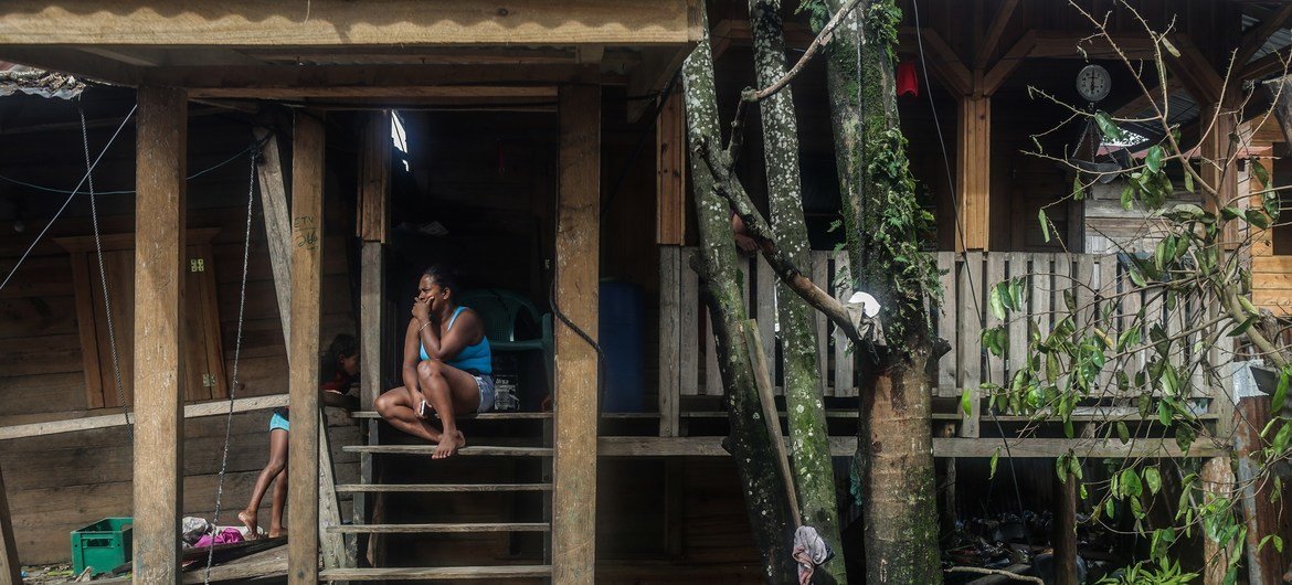 Una mujer fuera de su casa en El Muelle, en el barrio de Bilwi, Puerto Cabezas, Nicaragua, tras el paso del huracán Eta
