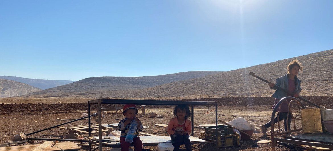 Niños de Ras al Tin en Cisjordania luego de la confiscación de sus casas y tanques de agua por Israel e l14 de julio de 2021.
