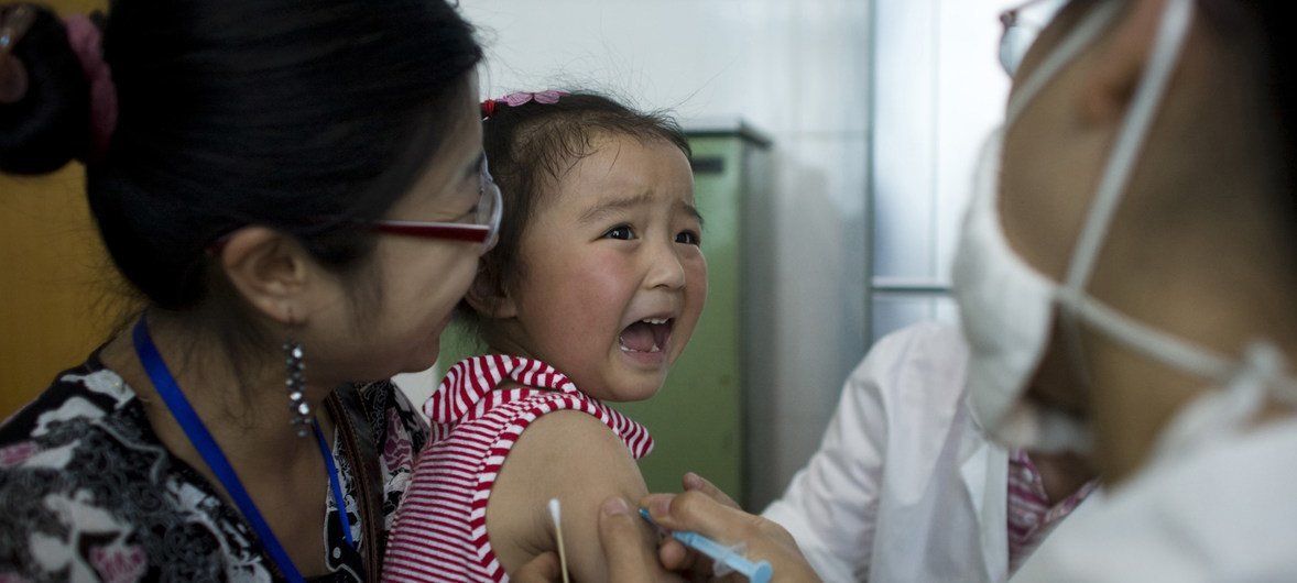 Una niña llora al ser vacunada contra la hepatitis A, en Chengdu, capital de la provincia china de Sichuan.