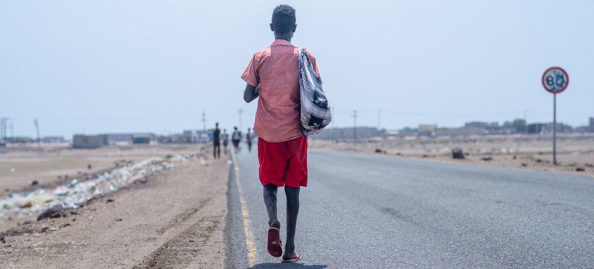 Los migrantes recién llegados caminan por la costa cerca de Ras al Ara tras desembarcar en las costas de Yemen, con destino a Adén, a 50 kilómetros de distancia.