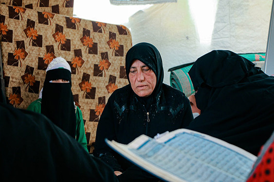 Como administradora del campamento, el ritual matutino de Khadijah consiste en distribuir pan, rellenar tanques de agua y visitar a los niños en la escuela y las mujeres en los talleres de alfabetización.