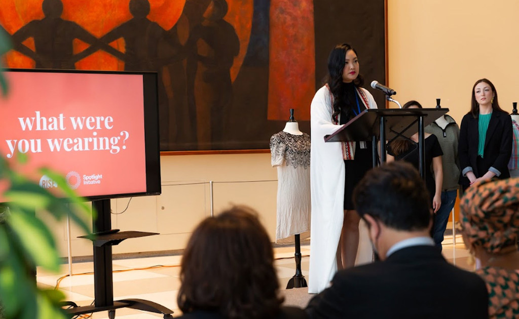 Amanda Nguyen, superviviente de una agresión sexual, directora general y fundadora de Rise, habla durante la recepción de la exposición en el vestíbulo Sputnik de la sede de la ONU en Nueva York.