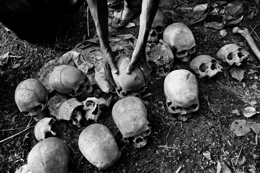 Cráneos recolectados por residentes en la provincia de Ituri, República Democrática del Congo. Las personas murieron en ataques en la región en 2002 y 2003. 