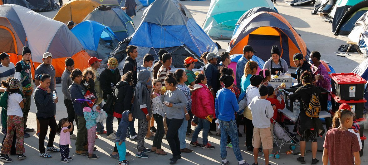 Solicitantes de asilo hacen cola en el refugio del El Barretal en la ciudad fronteriza mexicana de Tijuana.