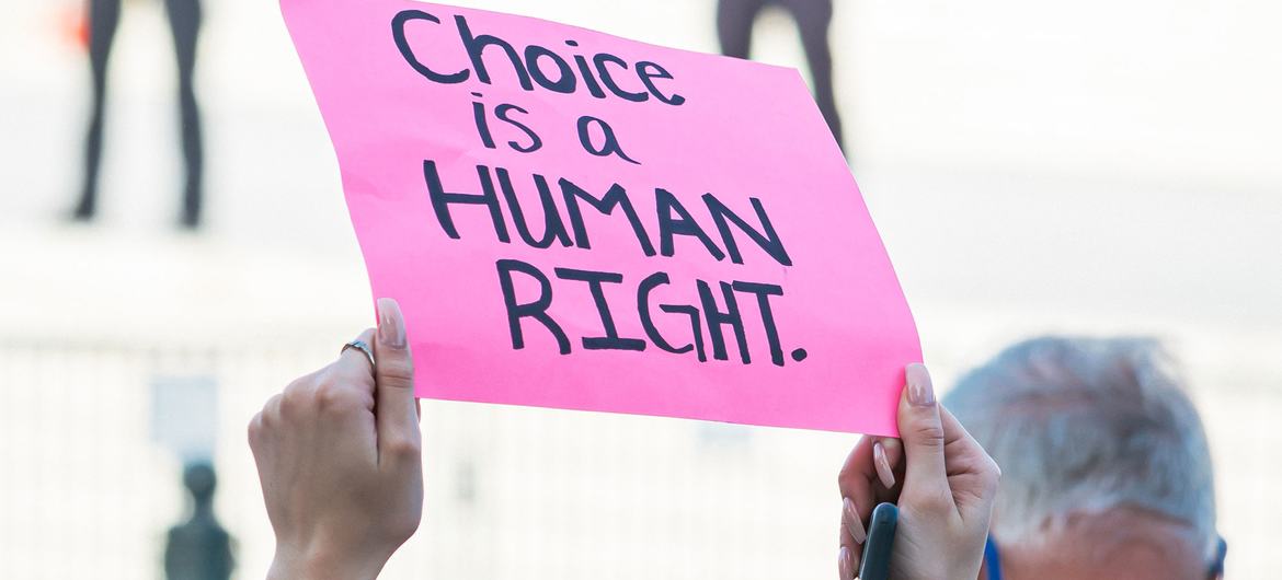 Partidarios del derecho al aborto marchan ante el Tribunal Supremo de Estados Unidos en la ciudad de Washington. El la pancarta puede leerse: La elección es un derecho humano.
