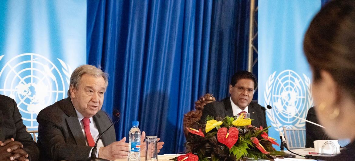 El Secretario General António Guterres habla ante la prensa en Surinam.