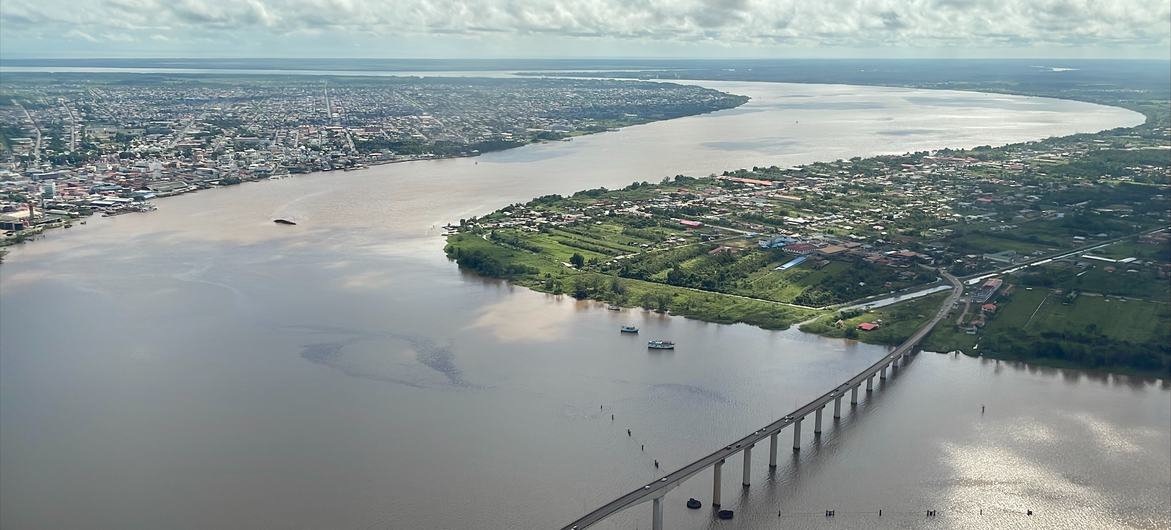 Paramaribo, la capital de Surinam, se localiza a la orilla del río Surinam. 