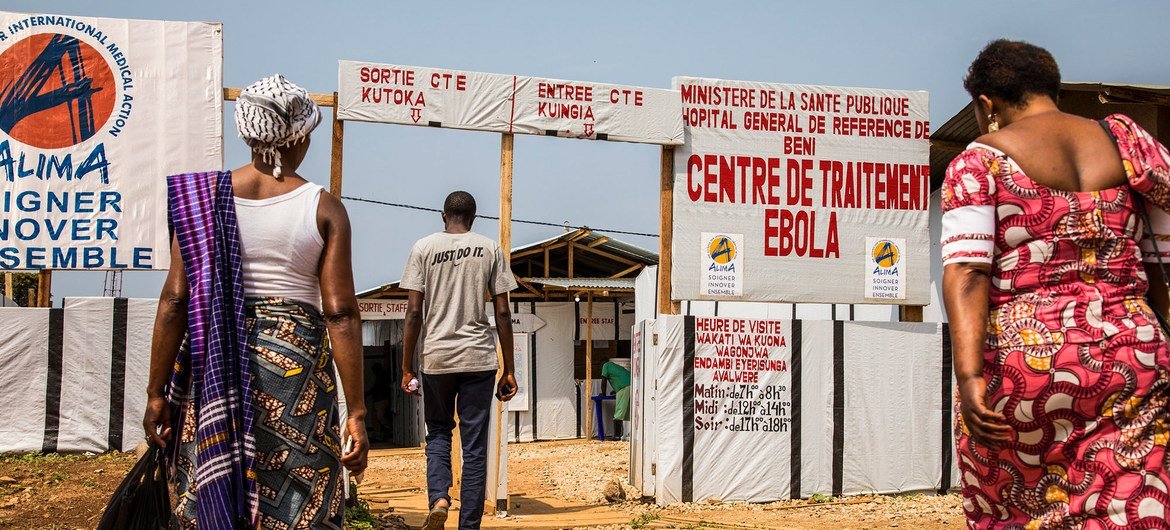 Familiares visitan a pacientes en un centro para enfermos de ébola en la RD Congo