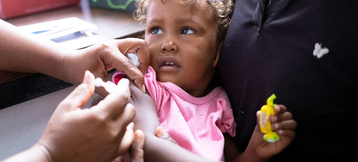 Una niña recibe una vacuna de la hepatitis B durante una campaña de inmunización en Venezuela