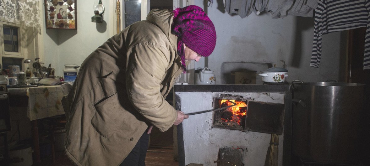 Una mujer en el este de Ucrania enciende un fogón