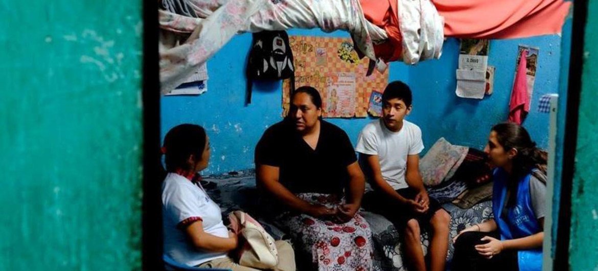 Una familia cuenta a un oficial de ACNUR como huyeron de Honduras a Guatemala para escapar de las pandillas. Ahora viven en Villanueva, Ciudad de Sol, uno de los lugares más peligrosos en Guatemala. 