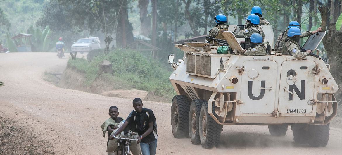 Tropas de paz de la ONU patrullan Butembo, en la provincia de Kivu del Norte, República Democrática del Congo, para garantizar la seguridad de las comunidades locales.