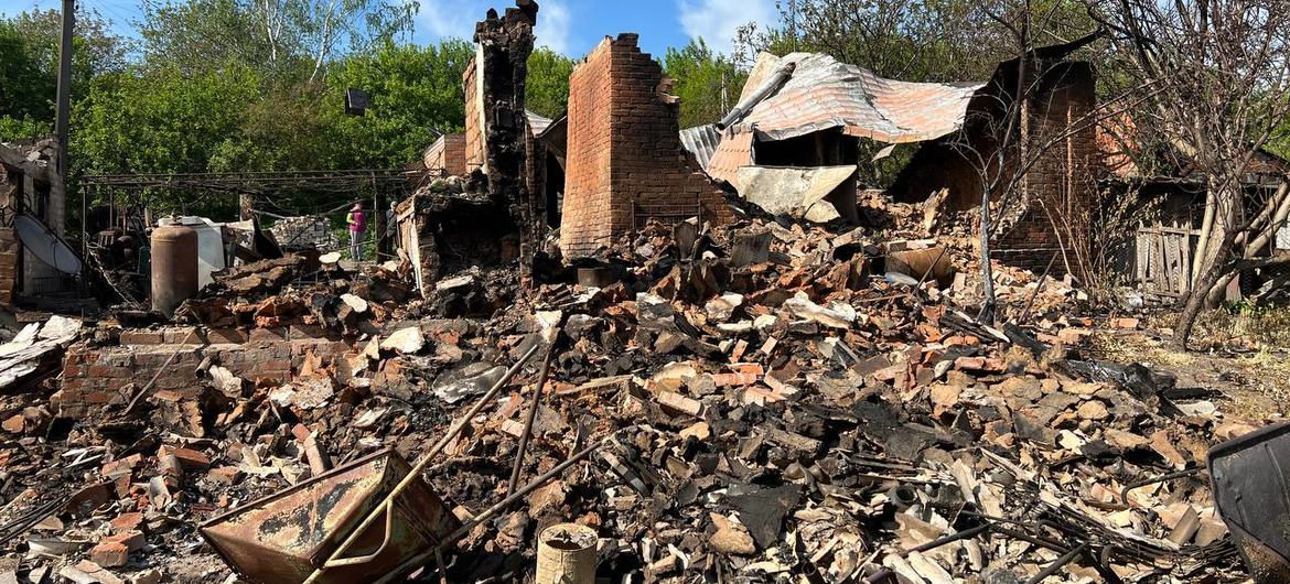 Infraestructuras críticas y zonas residenciales fuertemente dañadas en la región noreste de Ucrania tras la invasión rusa de 2022.