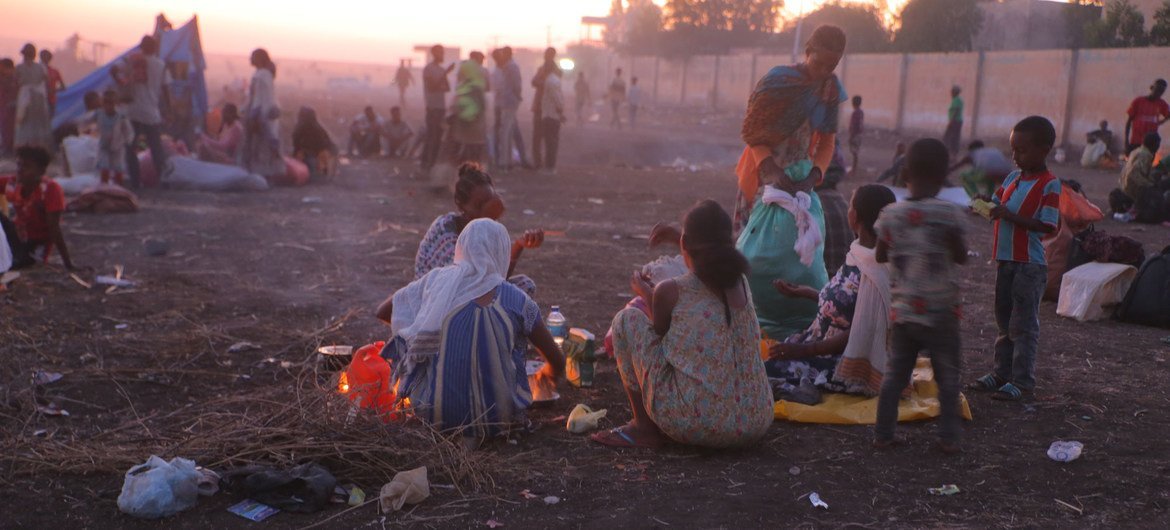 Miles de etíopes huyen de los combates en la región de Tigray.