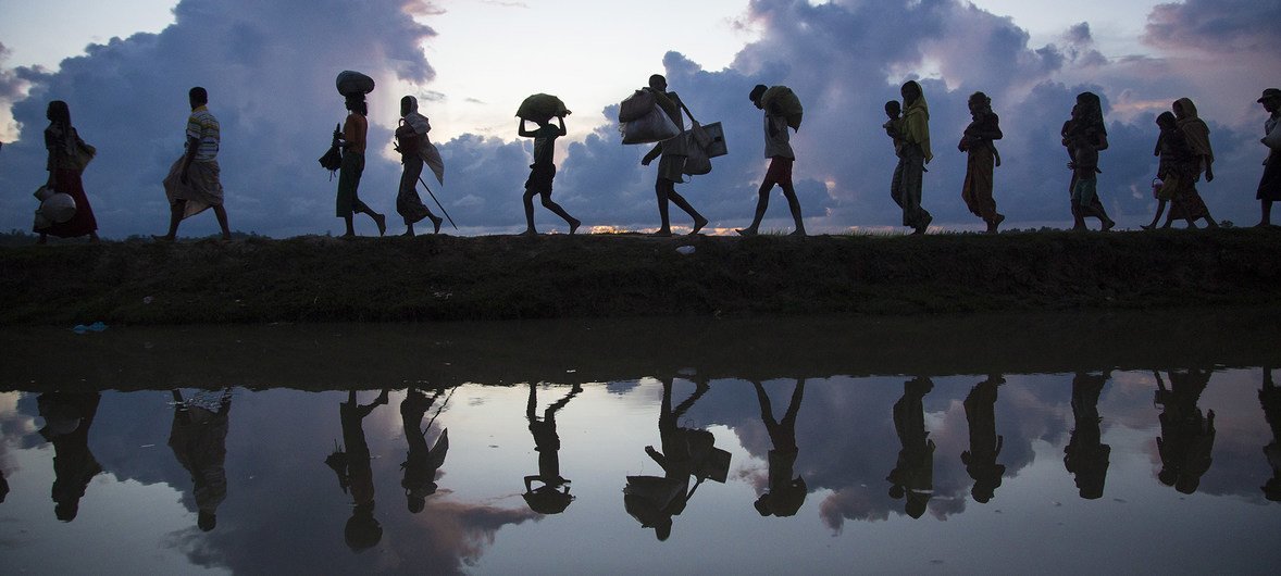Refugiados rohinyá cruzan la frontera de Myanmar a Bangladesh.