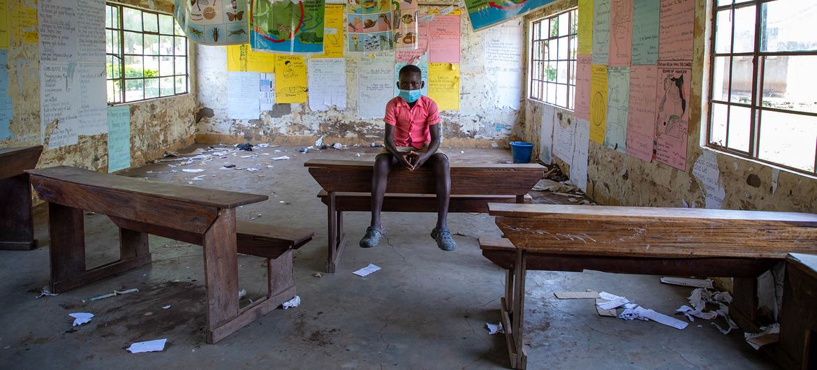  Un niño de doce años se sienta en el aula vacía de una escuela que fue cerrada durante la pandemia de COVID-19.