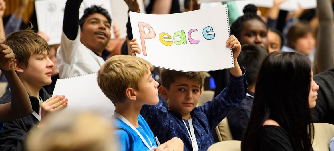 En un evento especial con motivo del Dia Universal del Niño, pequeños de todo el mundo portaron carteles llamando a la paz.