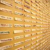 En una exposición en México, los nombres de víctimas de feminicidio aparecen junto con etiquetas en blanco que recuerdan a las mujeres no identificadas.