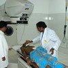 Un paciente recibe terapia de cobalto en un hospital de Kandy, en Sri Lanka.