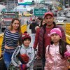 Una familia venezolana cruza el puente entre Ecuador y Colombia
