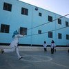 Niñas jugando volibol en una escuela en Herat, Afganistán, en 2016.