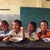 El Programa Mundial de Alimentos proporciona desde el año 2008 comidas escolares a niños camboyanos que sufren inseguridad alimentaria en comunidades rurales.