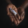 En un centro de salud de Malí se muestra una vacuna para proteger a las personas de múltiples enfermedades, incluida la hepatitis.