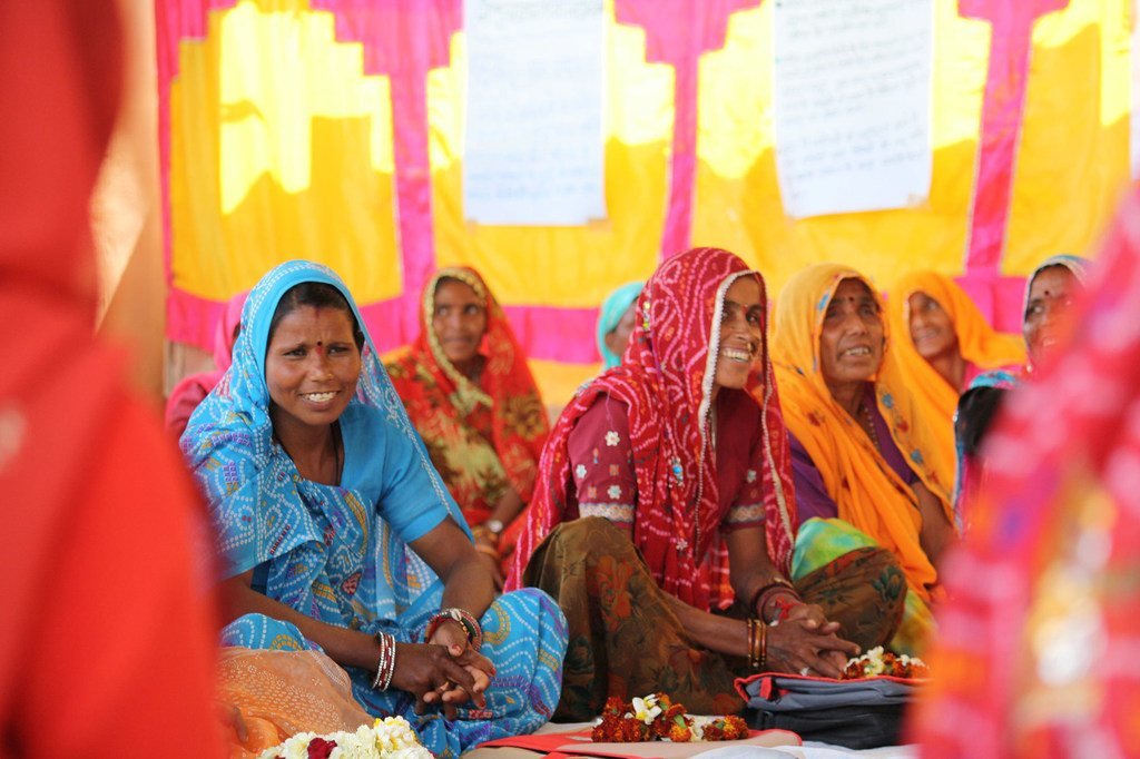 Mujeres asisten a una sesión de formación sobre salud y educación en Rajastán (India).