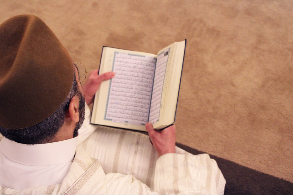Un hombre lee el Corán, libro sagrado del Islam.